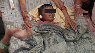 प्रयागराज में स्कूल के जर्जर गेट के नीचे दबकर 7 साल के इशू की मौत, रोते हुए छोटी बहन बोली- 'भाई उठते क्यों नहीं?' UP Tak