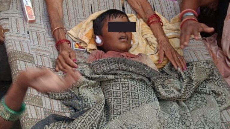 प्रयागराज में स्कूल के जर्जर गेट के नीचे दबकर 7 साल के इशू की मौत, रोते हुए छोटी बहन बोली- 'भाई उठते क्यों नहीं?' Prayagraj News