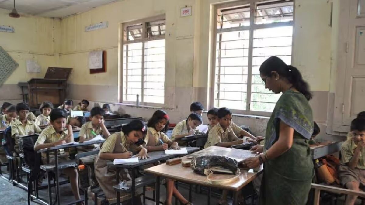 UP जोन A के DAV स्कूलों में निकली टीचिंग नॉन टीचिंग पोस्ट्स पर नौकरी, फुल डिटेल्स यहाँ जानिए UP Tak