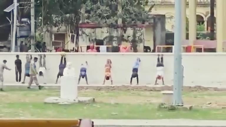 अयोध्या में ठेले वालों और छोटे दुकानदारों को दीवार के सहारा उल्टा खड़ा करवाया गया? मचा हड़कंप तो ये हुआ Ayodhya, Ayodhya news, Ayodhya viral video, Ayodhya viral news, up news, अयोध्या, अयोध्या न्यूज, अयोध्या वायरल न्यूज, यूपी न्यूज