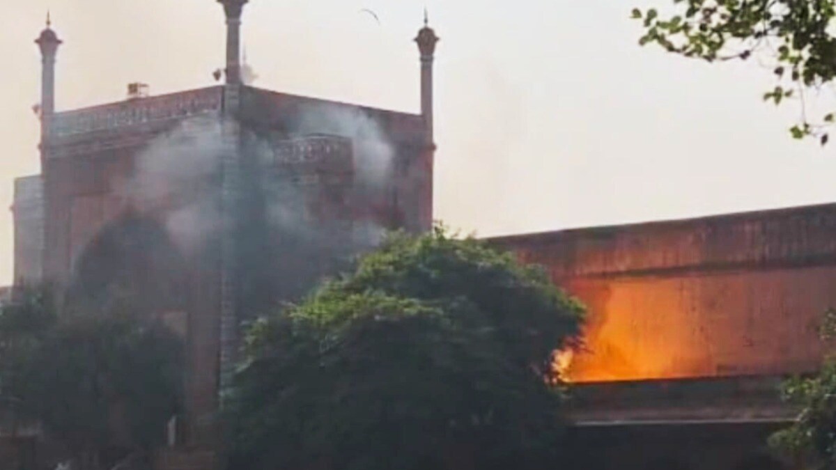 ताजमहल के पास धुंआ उठा और मच गया हड़कंप! चेक किया गया तो ये वजह आई सामने Agra News