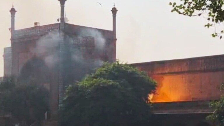 ताजमहल के पास धुंआ उठा और मच गया हड़कंप! चेक किया गया तो ये वजह आई सामने Agra News