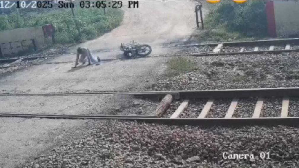 ग्रेटर नोएडा में रेलवे फाटक पार करते समय ट्रेन ने बाइक सवार युवक को उड़ाया, इस एक गलती ने ले ली जान 