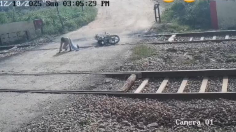 ग्रेटर नोएडा में रेलवे फाटक पार करते समय ट्रेन ने बाइक सवार युवक को उड़ाया, इस एक गलती ने ले ली जान Noida News
