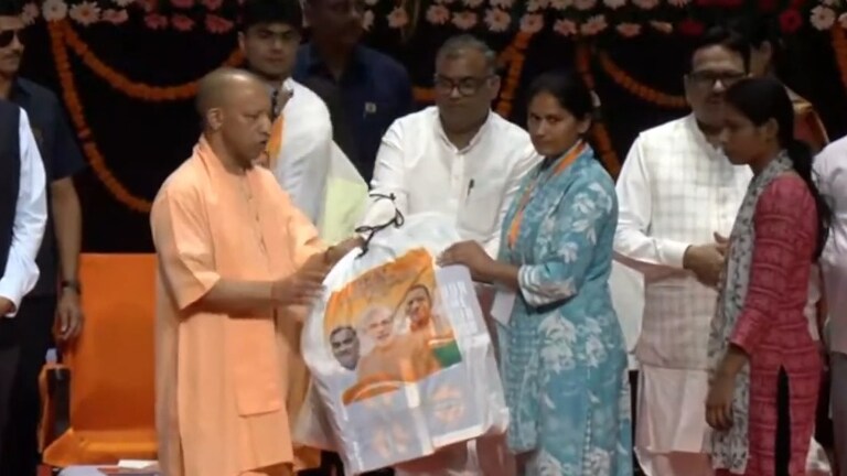 16000 महिला मंगल दल और युवक मंगल दल दीपावली से पहले मिली स्पोर्ट्स किट Uttar Pradesh CM Yogi Adityanath distributed sports kits