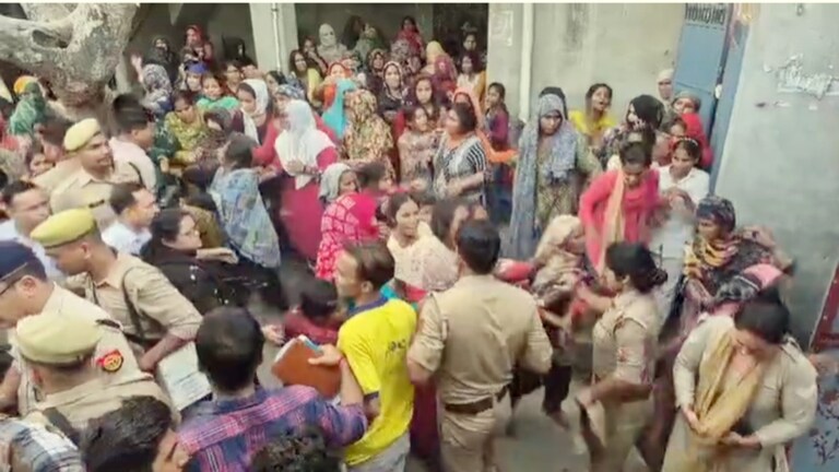 बागपत के मौलवी की बेगम और 2 बच्चों के मर्डर मामले में पुलिस ने महिलाओं समेत 60 के खिलाफ की FIR, इन्होंने क्या किया? Baghpat, Baghpat News, Baghpat Police, Baghpat murder case, mosque Maulvi wife murder, triple murder in mosque, UP crime, UP News, UP Crime News, UP, बागपत, बागपत न्यूज, बागपत क्राइम, हत्या मामला, मस्जिद मौलवी पत्नी हत्या