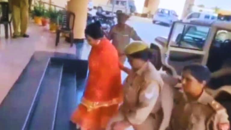 कपड़े बदल 15 दिन में 2200 किलोमीटर भागी... पूजा शकुन पांडे को पुलिस ने हाईवे पर कैसे पकड़ा? UP Tak