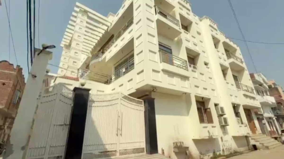 संभल के मीट कारोबारी इमरान इरफान ब्रदर्स की फैक्ट्री और घर पर 36 घंटे से जारी आयकर रेड, क्या है मामला?