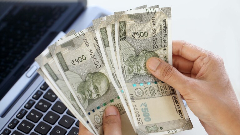 यूपी में दिवाली बोनस का ऐलान, इस मैट्रिक्स लेवल के हर कर्मचारी को मिलेगा 6908 रुपये तक फायदा, पूरी डिटेल जानिए UP Tak