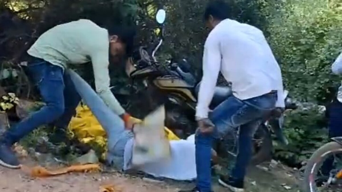 झांसी के मुकेश आर्य की पत्नी होटल के कमरे में थी प्रेमी के साथ... बौखलाहट में पति ने किसी और आदमी को पीट दिया Jhansi News