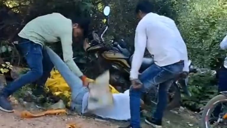 झांसी के मुकेश आर्य की पत्नी होटल के कमरे में थी प्रेमी के साथ... बौखलाहट में पति ने किसी और आदमी को पीट दिया Jhansi News