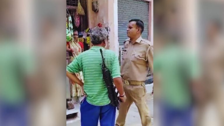 ललितपुर में पुलिसकर्मी दिनेश अवस्थी ने शराब पीकर सरकारी पिस्टल दी दोस्त को... फिर दोनों ने ऐसे मचाया उत्पात Lalitpur Viral Video