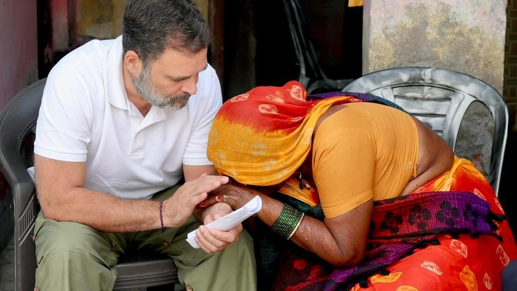 Rahul Gandhi meet Hariom Family