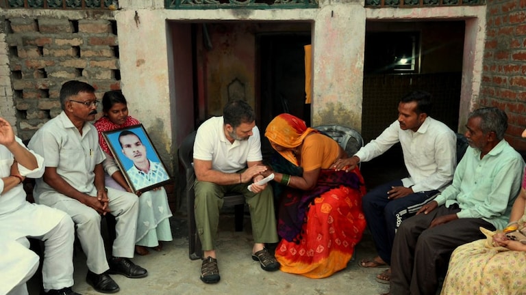 राहुल गांधी हमारे लिए मसीहा, हमें न्याय दिलाएं... हरिओम वाल्मीकि के परिवार का इमोशनल वीडियो, तस्वीरें सामने आईं Rahul Gandhi Fatehpur visit, Hariom death case, Dalit family meeting, Rahul Gandhi news today, Fatehpur Uttar Pradesh news, Dalit justice demand, Rahul Gandhi press talk, UP government response, Congress leader visit