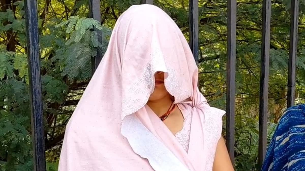झांसी के होटल में पकड़ी गई महिला का चौंकाने वाला खुलासा... 'पड़ोसी के पास थीं मेरी अश्लील फोटो उसने डेढ़ साल तक...' Jhansi News