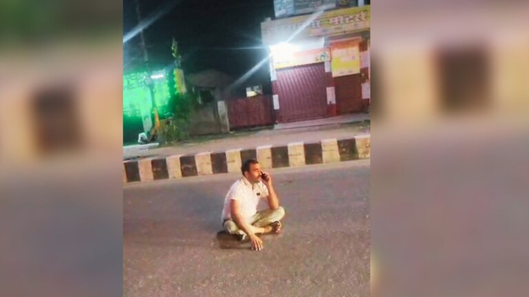 हापुड़ में नशे की हालत में बीच रोड पर सिपाही रोहित ने चिल्ला-चिल्लाकर दी साथियों को गालियां,अब हो गया एक्शन Hapur News