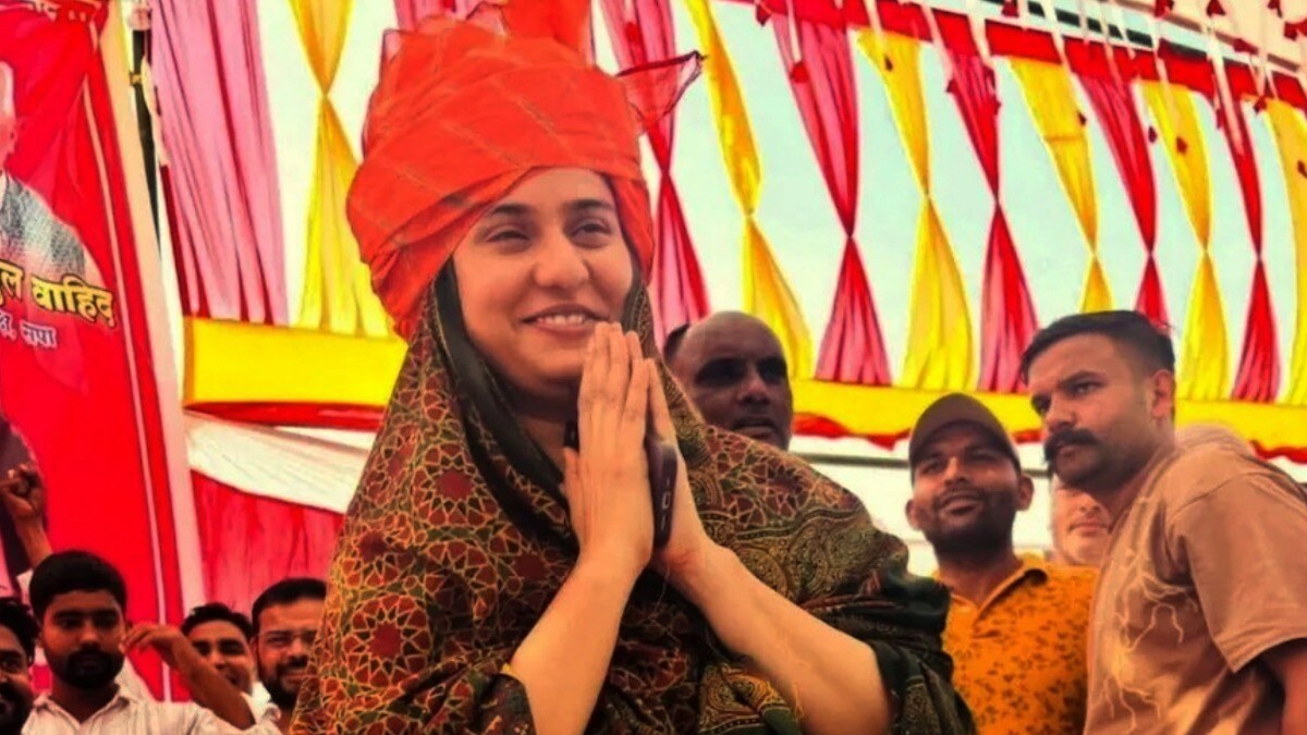 इकरा हसन को कहां और किसने पहनाई भगवा पगड़ी? मंदिर-गाली विवाद के बीच चर्चाओं में सपा सांसद Ikra Hasan, Saharanpur, Gurjar Samaj, PDA Chaupal, Pagri, Rajkumar Bhati, Samajwadi Party, Viral Video, Honor, PDA, Ikra Hasan honored with Pagri, Gurjar community, Saharanpur