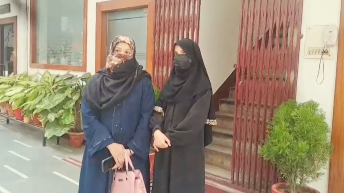 बुर्का उतारो तभी मिलेगी एंट्री…मेरठ में कॉलेज की प्रदर्शनी में एंट्री के लिए मुनीरा-आयशा के सामने रखी गई शर्त, दोनों ने ये किया