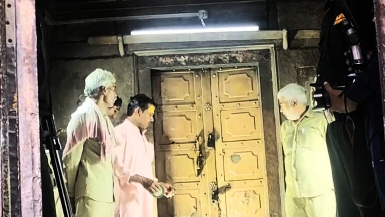 धनतेरस पर खोला गया बांके बिहारी मंदिर का 'रहस्यमयी कमरा'... 54 साल बाद जब खुले ताले तो ऐसा था अंदर का नजारा Mathura Banke Bihari Temple News