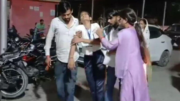 गोरखपुर में कबड्डी खेलते हुए भिड़ गईं BIT और KIPM की लड़कियां, खूब हुई बाल नोचा-नोची और चले थप्पड़ UP Tak