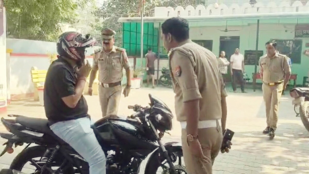 बागपत कोतवाली में बाइक पर सवार होकर पहुंचा एक शख्स, जैसे ही हेलमेट उतारा सभी पुलिसकर्मी रह गए सन्न, कौन था वो? Baghpat, Baghpat news, Baghpat police, Baghpat sp, IPS Suraj Rai, Baghpat SP Suraj Rai, up news, बागपत, बागपत न्यूज, बागपत एसपी सूरज राय, यूपी न्यूज