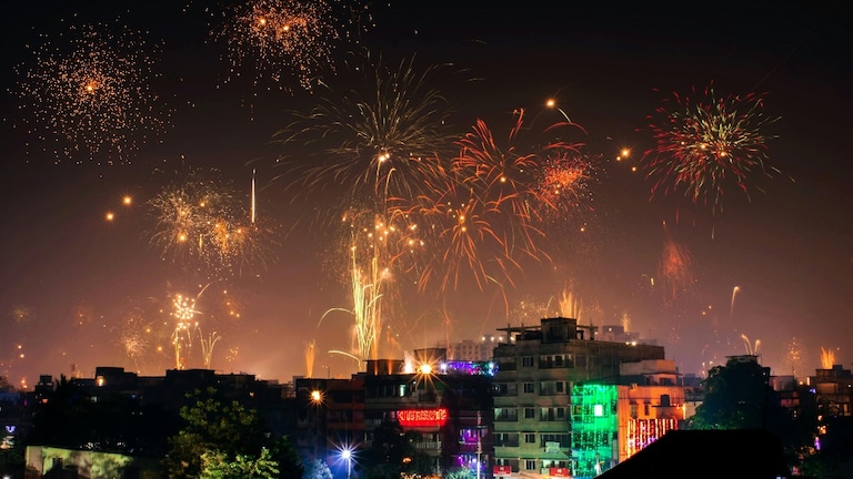 UP Weather Update: यूपी में क्या दिवाली पर होगी बारिश... कैसा रहेगा इस दिन का तापमान? 20 तारीख के बाद ऐसा हो जाएगा मौसम UP Weather Update