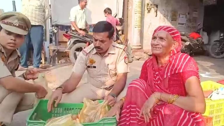 हापुड़ में बुजुर्ग धर्मवती का एक भी दीया नहीं बिका तभी SHO विजय गुप्ता इस अम्मा के लिए लेकर आ गए दिवाली की खुशियां! UP Tak