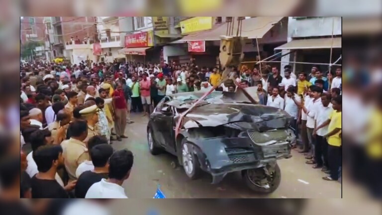 प्रयागराज में दिवाली की खरीदारी कर रहे 7 लोगों को जैगुआर कार ने कुचला... एक की मौत, वारदात के बाद ये हुआ Prayagraj Accident