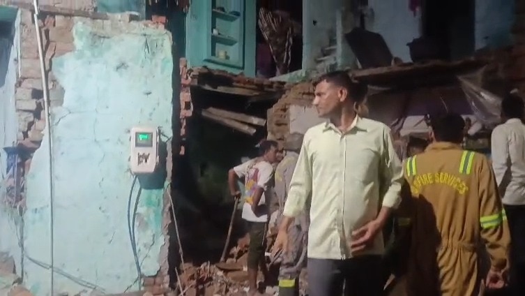 आगरा में दीपावली के दिन सिलेंडर फटने से रामजीलाल का मकान हुआ धराशाई, 6 घायल... धमाके के बाद ऐसा था मंजर