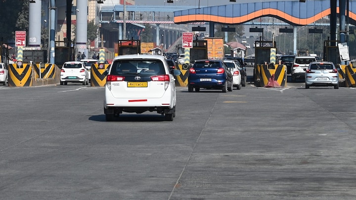 नहीं मिला बोनस तो कर्मचारियों ने खोला गेट... आगरा-लखनऊ एक्सप्रेसवे पर हजारों गाड़ियां बिना टोल टैक्स दिए निकलीं Agra News