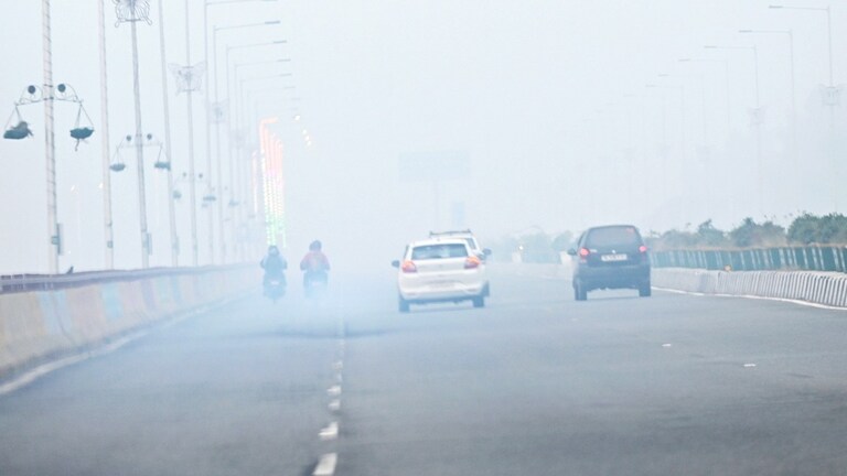 दिवाली की अगली सुबह ही बिगड़ गई नोएडा की हवा, दर्ज हुआ 'बेहद खराब' श्रेणी वाला इतना AQI Noida AQI in Very Poor Category