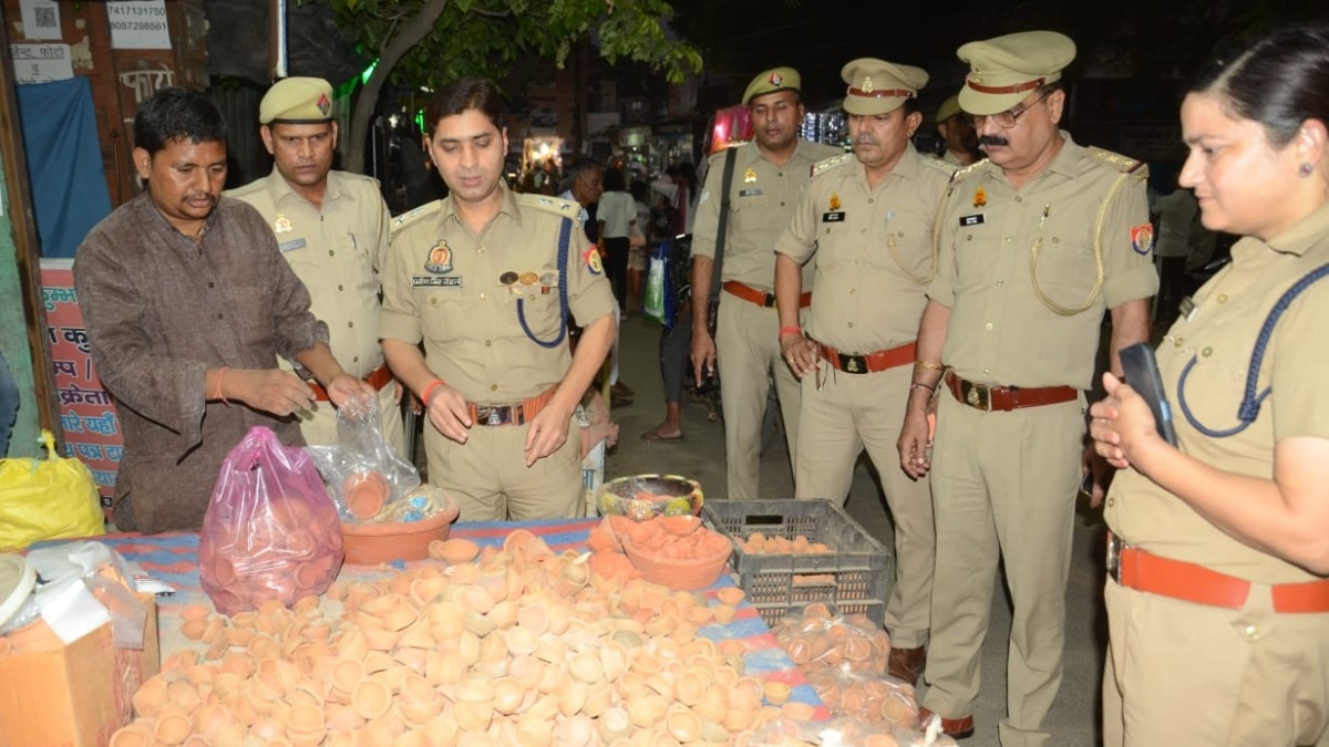 बागपत ASP प्रवीण सिंह नोट निकालकर बोले- भैया, तुम्हारे पैसे नहीं दिए तो पाप लगेगा... अब जमकर हो रही तारीफ