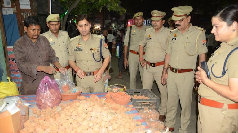 बागपत ASP प्रवीण सिंह नोट निकालकर बोले- भैया, तुम्हारे पैसे नहीं दिए तो पाप लगेगा... अब जमकर हो रही तारीफ Baghpat Viral Video