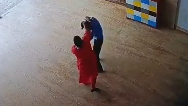 ग्रेटर नोएडा की सोसाइटी में गार्ड राजकुमार यादव के साथ गजब ज्यादती.. महिला ने थप्पड़ों से पीटा, कॉलर पकड़ धकेला Greater Noida News