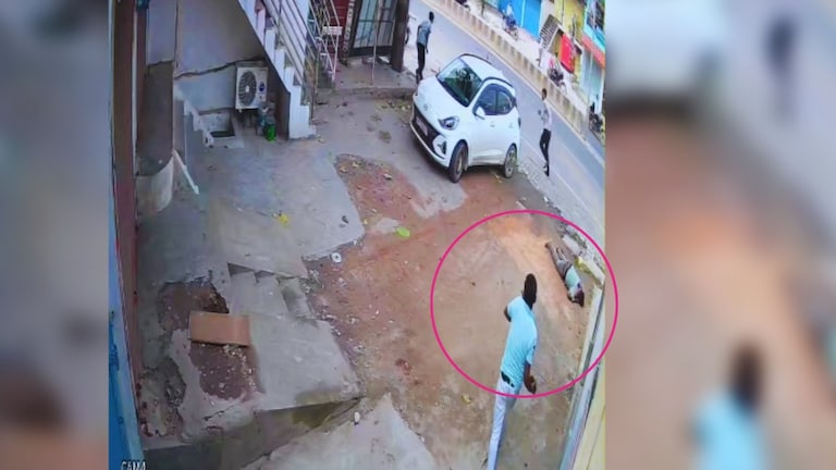 निशाना बनाकर मारी ईंट और लगते ही रविंद्र पासी की हो गई मौत! प्रयागराज में बीच सड़क खेला गया खूनी खेल Prayagraj News
