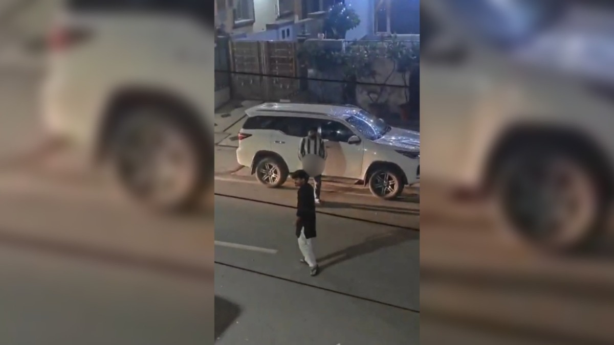 बालकनी में खड़ी महिला को अश्लील इशारे करने लगा युवक... नोएडा के सेक्टर 51 में होटल के बाहर शर्मनाक नजारा