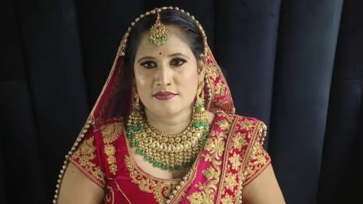 झांसी में निषाद पार्टी के जिलाध्यक्ष SK बाबा की पत्नी नीलू की बॉडी इस हाल में मिली, गेट तोड़ने पर दिखा ये नजारा तस्वीर में नीलू