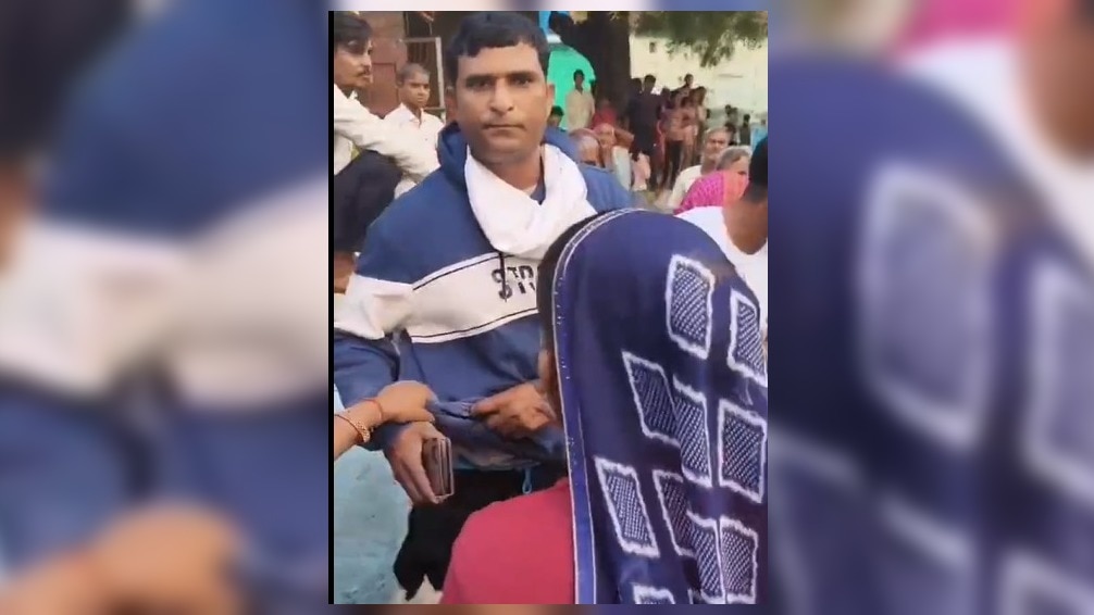 बिना वर्दी के महोबा में जुआ खेलने वालों को पकड़ने गई थी पुलिस, पैसे छीनने को लेकर खूब हुई छीना-झपटी