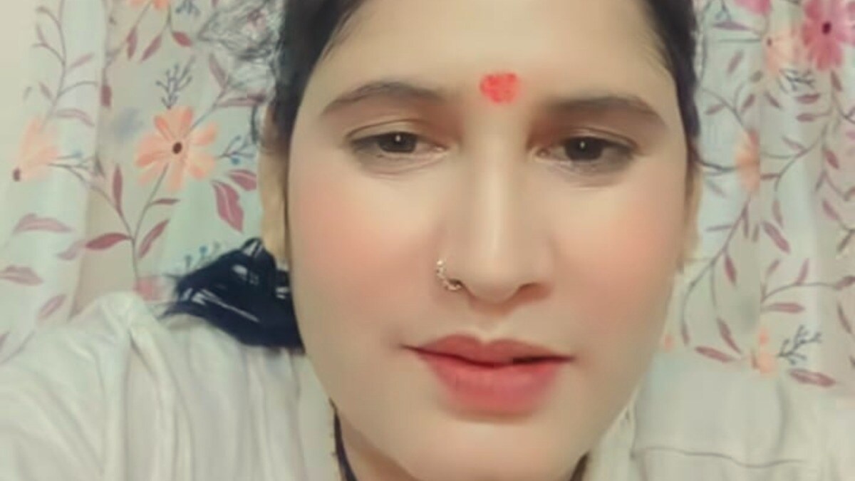 'बेटी को महिलाओं संग अपनी अश्लील वीडियो दिखाता…' झांसी में निषाद पार्टी के जिलाध्यक्ष की पत्नी की बॉडी मिली, तो उनकी मां ने लगाए ये आरोप Jhansi suicide, Neelu Raikwar, Shivkumar Nishad, Nishad Party District President, Friends Colony, Balaji Building, family dispute, suicide by hanging, Kotwali Police Station, SK Baba