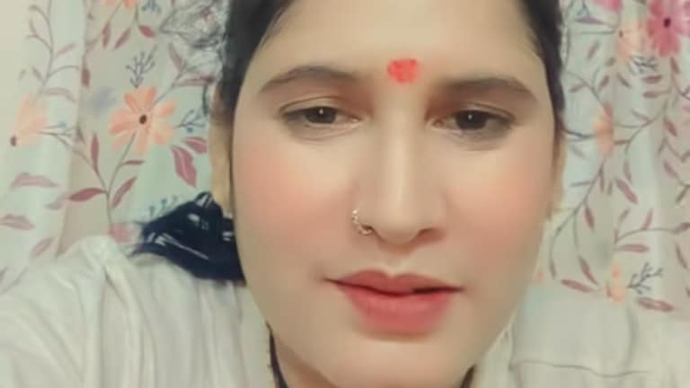 'बेटी को महिलाओं संग अपनी अश्लील वीडियो दिखाता…' झांसी में निषाद पार्टी के जिलाध्यक्ष की पत्नी की बॉडी मिली, तो उनकी मां ने लगाए ये आरोप Jhansi suicide, Neelu Raikwar, Shivkumar Nishad, Nishad Party District President, Friends Colony, Balaji Building, family dispute, suicide by hanging, Kotwali Police Station, SK Baba