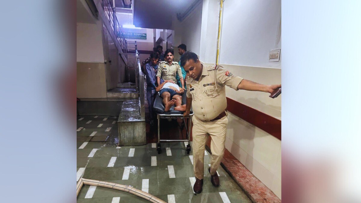 आगरा में शोरूम में लगी आग हेरिटेज हॉस्पिटल के आईसीयू तक पहुंची, धुएं से भर गई लिफ्ट फिर ऐसे किया गया रेस्क्यू Agra News
