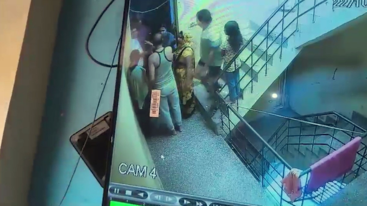 Noida, Noida News, Noida police, Noida cctv, Noida cctv video, Noida viral video, up news, नोएडा, नोएडा न्यूज, नोएडा पुलिस, यूपी न्यूज, यूपी वायरल न्यूज
