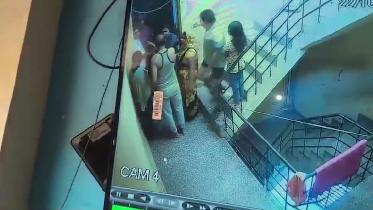 नोएडा में मकान मालिक ने महिला किराएदार को मारे थप्पड़… फिर ‘बिहारी’ कहकर ये सब किया Noida, Noida News, Noida police, Noida cctv, Noida cctv video, Noida viral video, up news, नोएडा, नोएडा न्यूज, नोएडा पुलिस, यूपी न्यूज, यूपी वायरल न्यूज