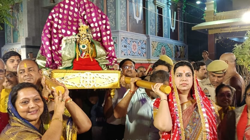देवरिया की डीएम IAS दिव्या मित्तल ने अन्नकूट महोत्सव में झूम कर किया डांस... देखते ही रह गए लोग