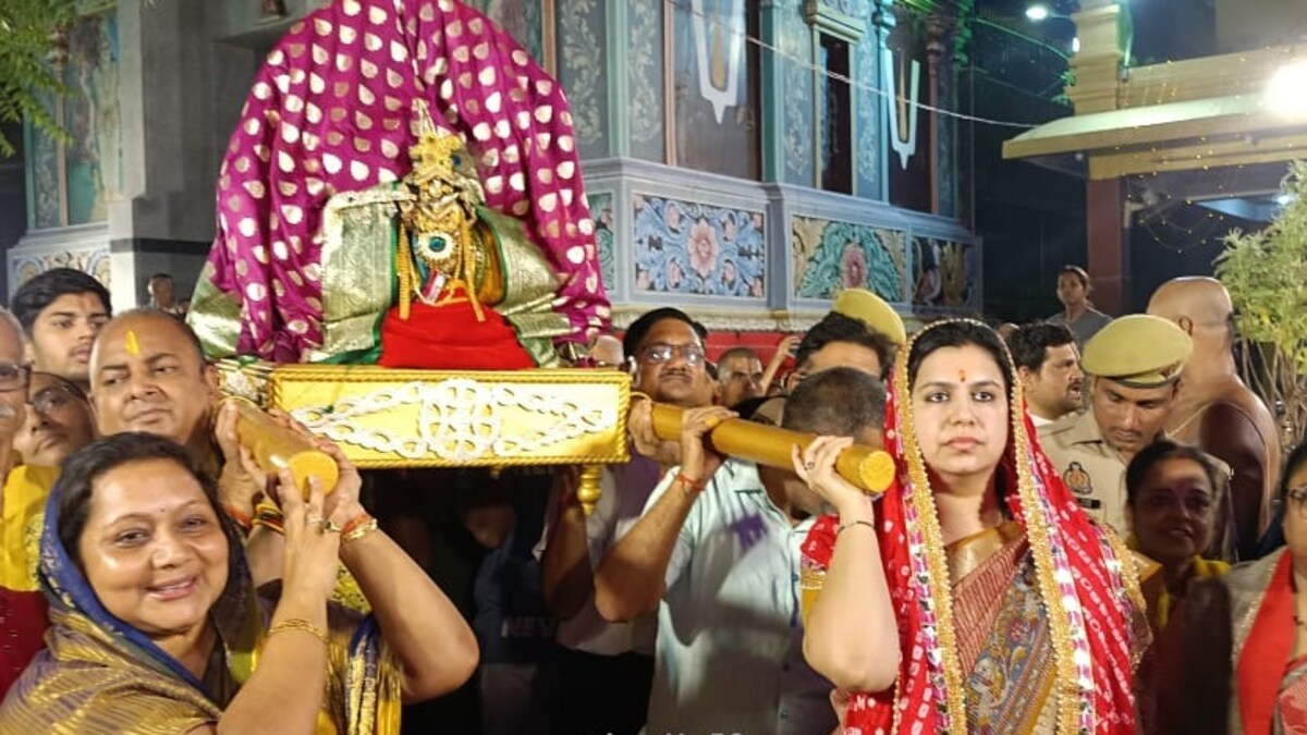 देवरिया की डीएम IAS दिव्या मित्तल ने अन्नकूट महोत्सव में झूम कर किया डांस... देखते ही रह गए लोग UP Tak