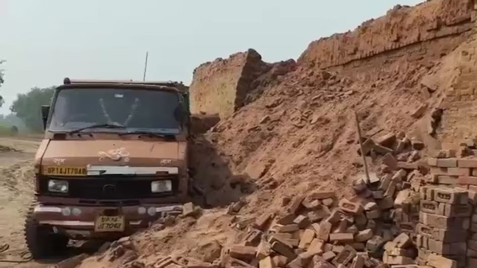 बागपत में भरभराकर गिर पड़ी ईंट भट्टे की दीवार, मलबे में दबकर दो मजदूरों की हुई दर्दनाक मौत