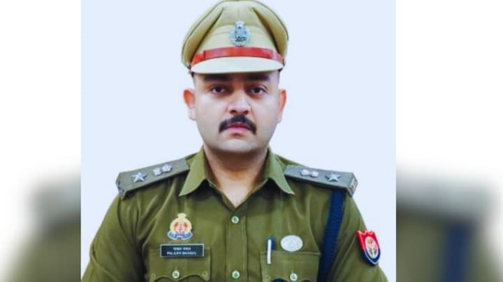 बांदा में मोरंग माफियाओं से हर ट्रक पर ली जा रही थी 7000 रुपये की रिश्वत… एसपी पलाश बंसल ने इन 2 पुलिसवालों को किया सस्पेंड SP Palash Bansal