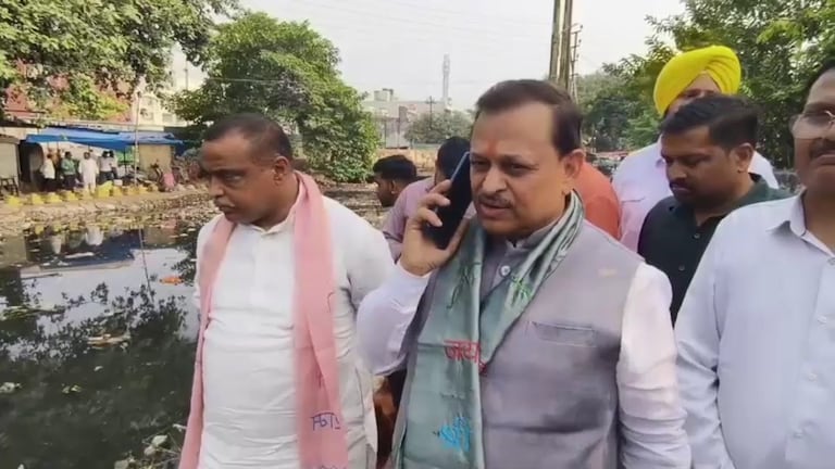 सुधरने का नाम नहीं लेते तो मैं... छठ से पहले नहर में गंगदी देख भड़के कानपुर MP रमेश अवस्थी, कॉल पर नगर आयुक्त को सुना दिया Kanpur MP Ramesh Awasthi