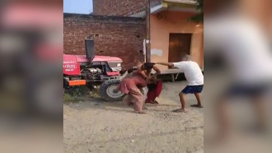 बागपत में हुई हैवानियत की हद पार, बाल पकड़कर महिला को बेरहमी से पीटा, ट्रैक्टर के नीचे गिरने के बाद भी नहीं रुका आरोपी