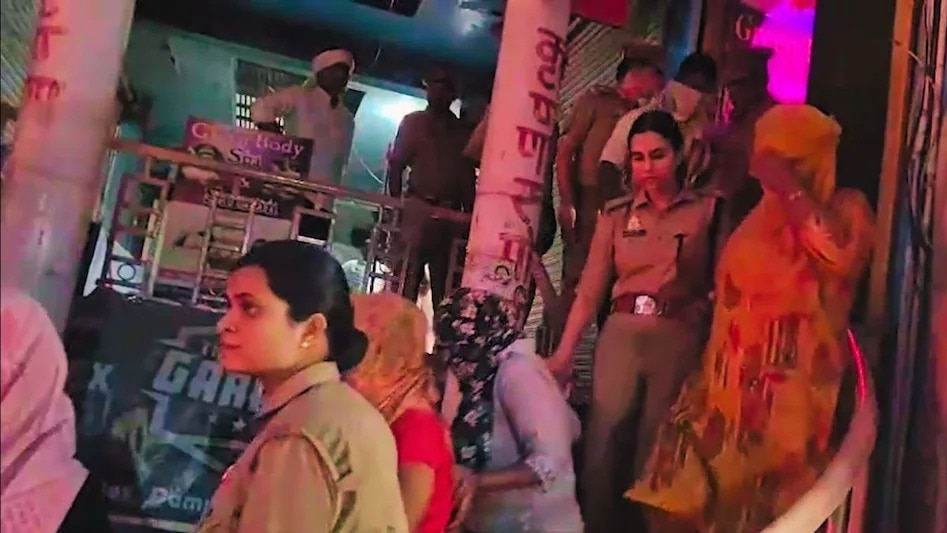 मथुरा के स्पा सेंटरों पर CO आशना चौधरी ने मारा छापा तो ऐसा था नजारा... पकड़े गए 5 युवक और 6 लड़कियां